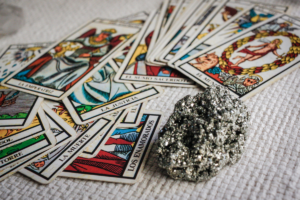 ritual con el tarot y con cristales en el solsticio de verano y en la noche de san juan en el blog de Esmagic